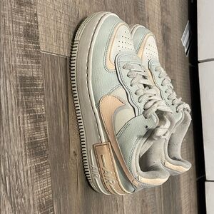 Nike Women's Athletic Shoes in Cream and Peach